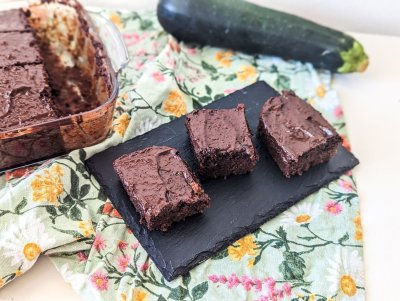 Tři kousky cuketového perníku na břidlicové desce 