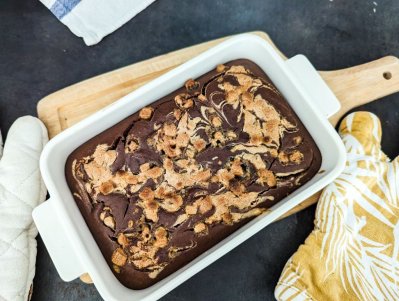 Brownies z arašídového másla po upečení v pekáčku