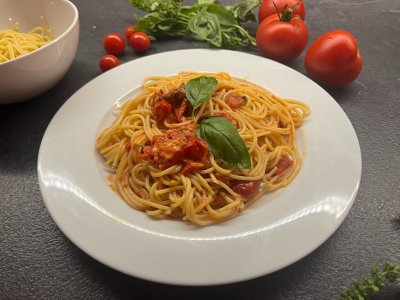 Špagety Viva Italia v bílém talíři, ozdobené lístky bazalky