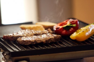 Rump steak s mořskou solí a paprikou na grilu