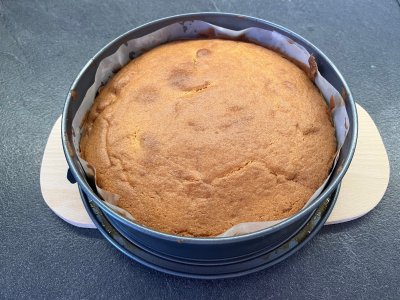 Korpus na obrácený hruškový koláč v pečicí formě