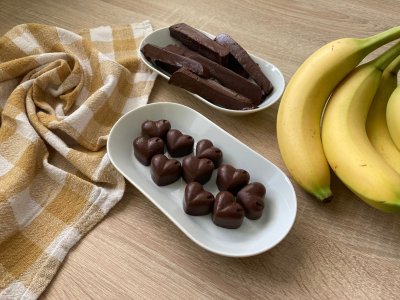 banánové dezerty ve tvaru srdíček a pásků servírované ve dvou bílých talířcích