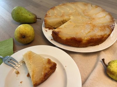 Obrácený hruškový koláč servírovaný na bílém talíři