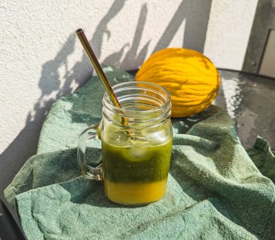 Ledová matcha s ananasem ve skleničce s brčkem.