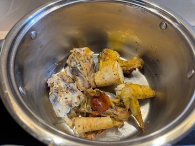 naporcované pečené maso v hrnci