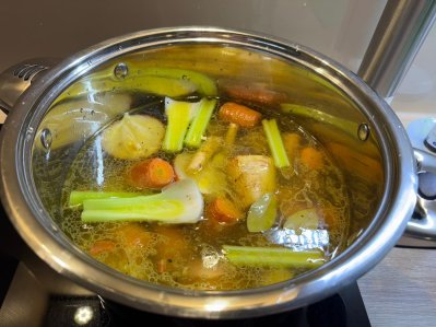 vývar z pečené zeleniny vařící se na sporáku