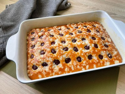 nadýchaná bublanina po upečení servírovaná v pekáčku