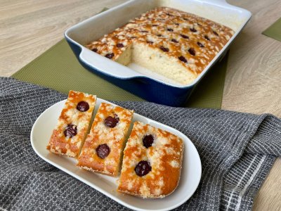 tři kousky nadýchané bublaniny na oválném talíři a zbytek bublaniny v pekáčku