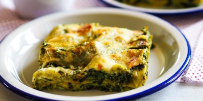 Lasagne se špenátem a mozzarellou na talíři