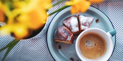 Tvarohová bábovka na talíři s kávou