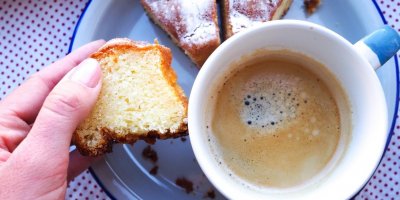 Tvarohová bábovka na talíři s kávou