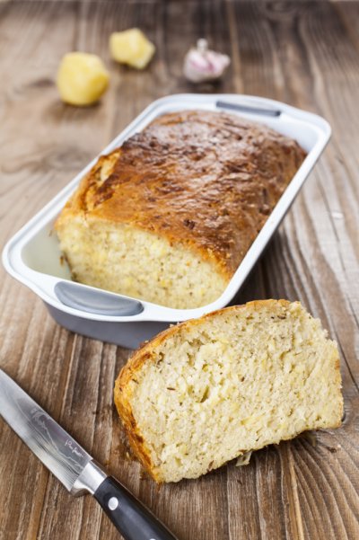 Buchta na pekáči položená na stole