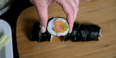 Domácí sushi rolka s lososem