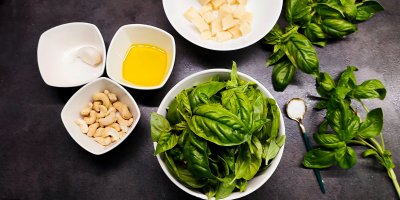 Bazalka, ořechy, olej a další suroviny na pesto
