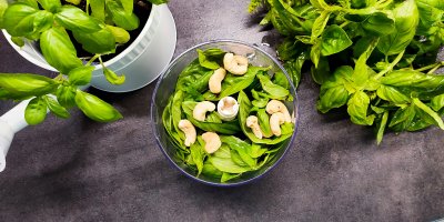 Bazalka a kešu ořechy v mixéru