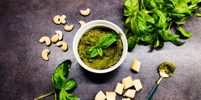Bazalkové pesto v misce