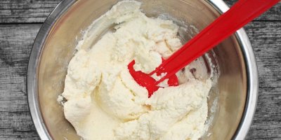 Těsto na tvarohové knedlíky v míse