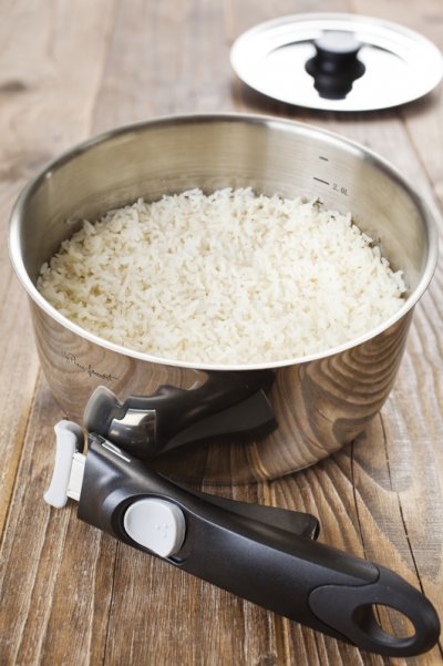 Pečená dlouhozrnná rýže s cibulí v hrnci