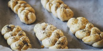 Mákem posypaná neupečená houska