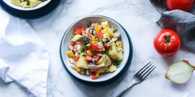 Bramborový salát po španělsku naservírovaný na talíři