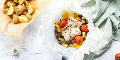 Ryba v papilotě naservírovaná na stole