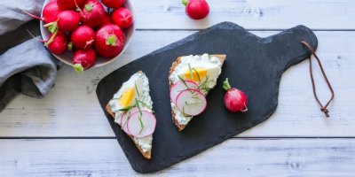 Tousty s pomazánkou, ozdobené ředkvičkami a vejcem