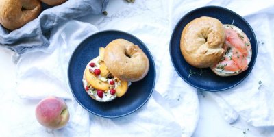 Bagely s lososem nebo ovocem na talířích