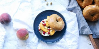 Bagel s ovocem na talíři