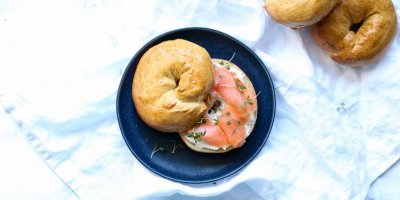 Bagel s lososem na talíři