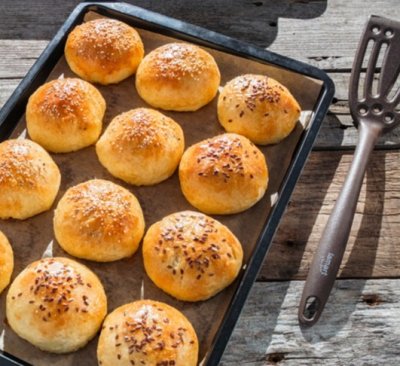 Upečené hamburgerové bulky na plechu.