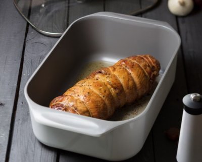 Kachní roláda po upečení v zapékací míse.