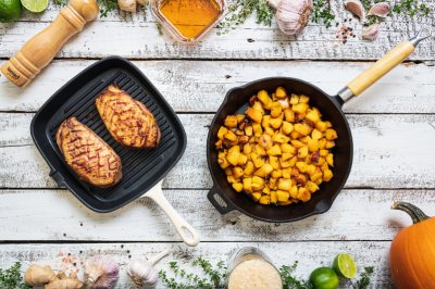 Kachní prsa na pánvi, vedle pečená dýně na pánvi