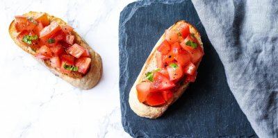 Italská bruschetta servírovaná na dřevěném prkénku