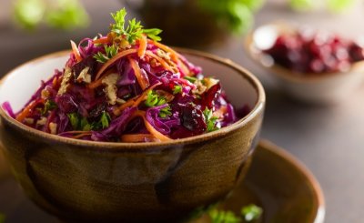 Červené zelí s brusinkami a ořechy