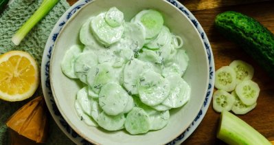 Okurkový salát se zakysanou smetanou