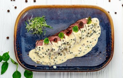 Vepřová panenka s pepřovou omáčkou a bramborami