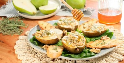 Pečené hrušky s modrým sýrem a ořechy