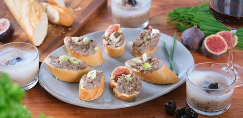 Domácí husí paštika se sušenými švestkami