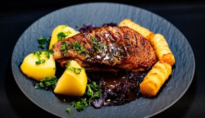 Kachní prsa se zelím, omáčkou a bramborovými šiškami