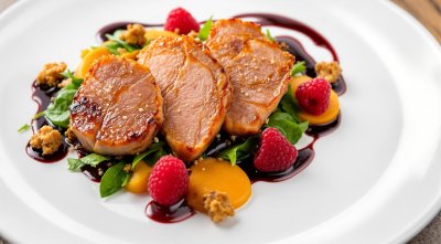 Kachní prsa s batátovým pyré, baby špenátem a malinami