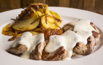 Vepřová panenka s omáčkou z modrého sýra a s bramborovými plátky