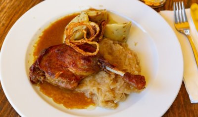 Kachní stehna na medu, se zelím a bramborovým knedlíkem