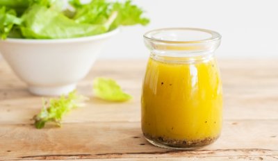 Medovo-hořčičná zálivka