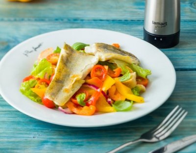 Salát Panzanella s grilovaným candátem