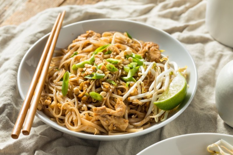 Thajské rýžové nudle Pad Thai s kuřecím masem