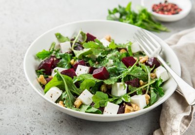 Salát z červené řepy s kozím sýrem