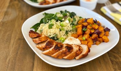 Kuřecí prsa v omáčce z kurkumy a špenátový kuskus