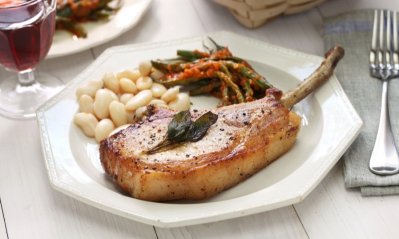 Vepřová kotleta sous vide s fazolovým ragú a drcenými rajčaty