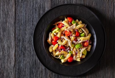 Těstovinový salát s kuřecím masem