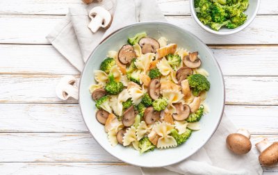 Farfalle s kuřecím masem a brokolicí